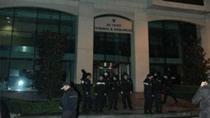 Ak Parti binası önünde hareketli saatler